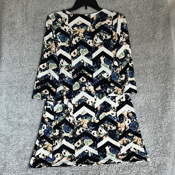 Haani Petite Floral Chevron Boho Mini Dress PM 3/4 Sleeve Keyhole Neck Stretchy - Picture 3 of 7